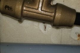 壁の中から音がする・分岐金具の水漏れ修理